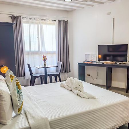 Av Suites Puerto Galera Buitenkant foto